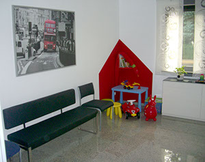 Das Wartezimmer mit Kinderspielecke